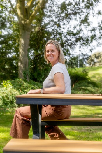 Dorien Roggeman zit op een bankje in de tuin van AZ Sint-Blasius
