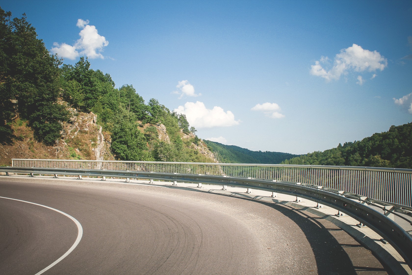 weg bocht heuvels bergen baan 12 08 2014 picjumbo.jpg
