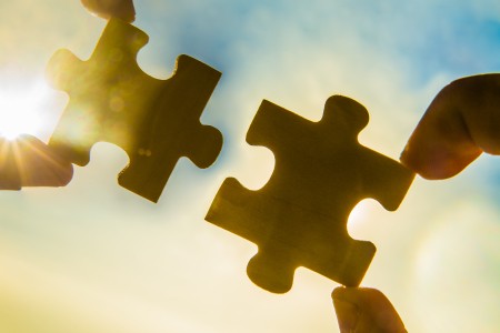 handen puzzelstukjes licht.jpg