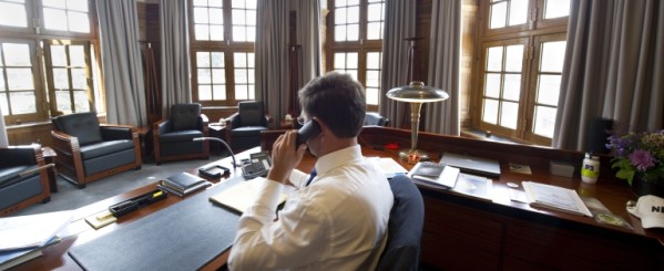 telefoneren in bureau 768px.jpg