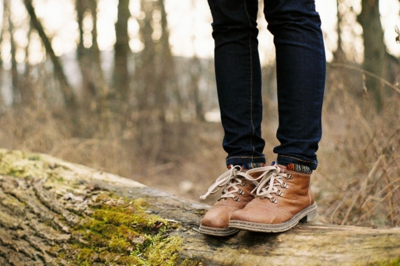 loopbanen wandelen op boomstam in bos (Freepik.com).jpg