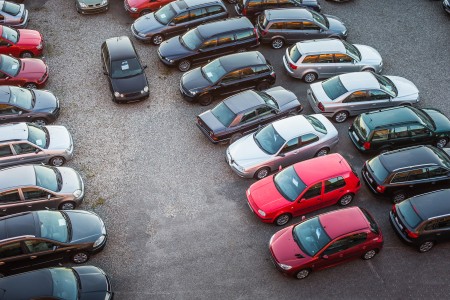 auto's geparkeerd parking andere richtingen file (PicJumbo.com).jpg