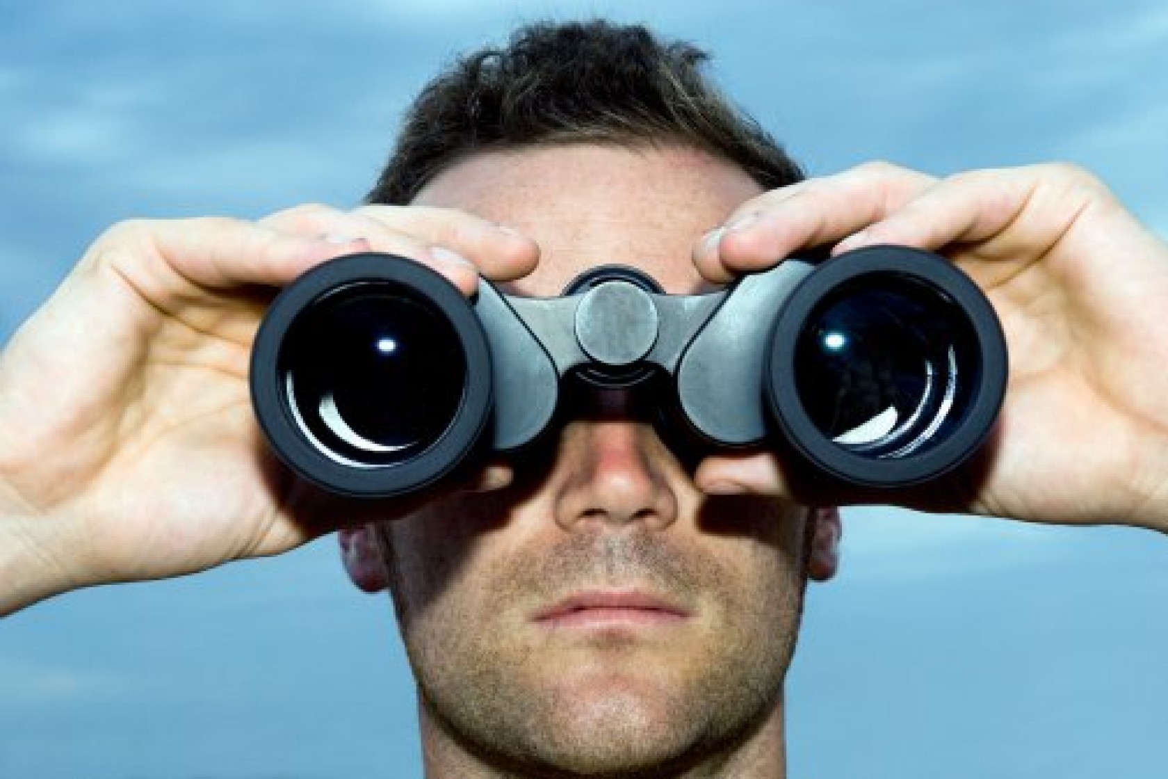 man met verrekijker.jpg