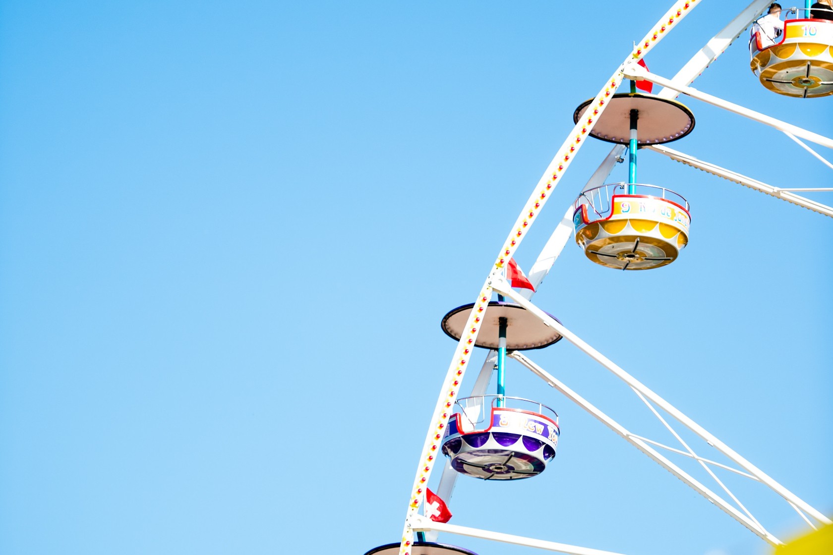 reuzenrad vlaggetjes zomer kleuren (Nicepik).jpg