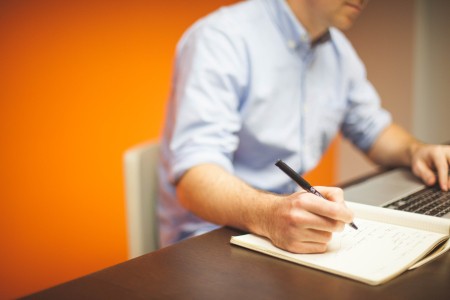 schrijven man balpen werken laptop notities nota 30 10 2014 startupstockphotos.jpg