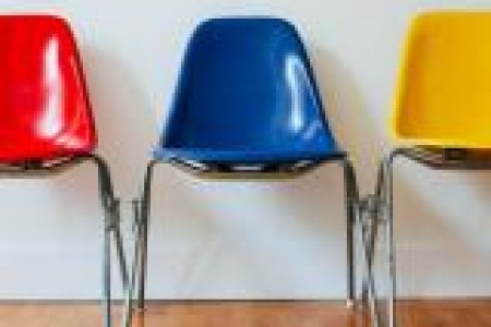stoelen stoeltjes kleuren wachten wachtrij_600.jpg