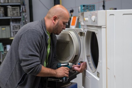 kringwinkel_hageland_man_wasmachine.jpg