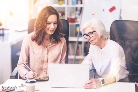 jong en oud werken samen - bigstock--195983158.jpg