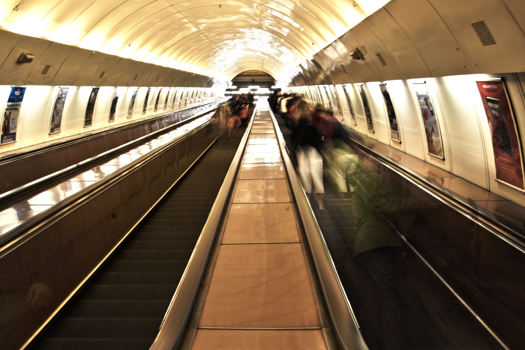 metro ondergronds roltrappen 22 07 2014 Sam (Unsplash).jpg
